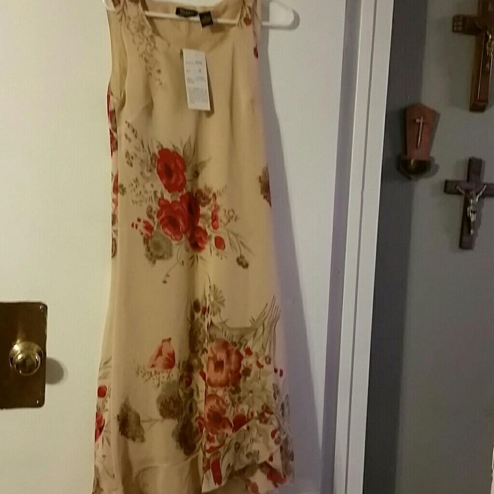 Mileage dress cream, red flower print SZ M NWT